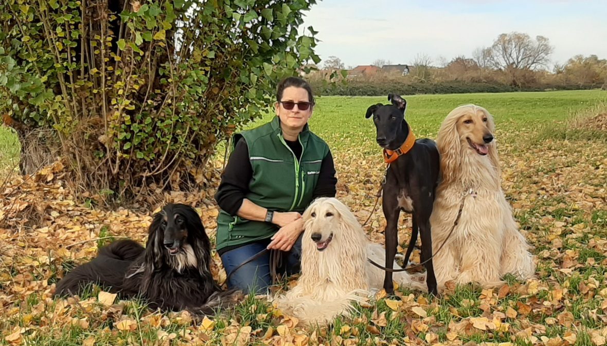 Barbara Luchmann mit ihren Hunden im Herbstlaub