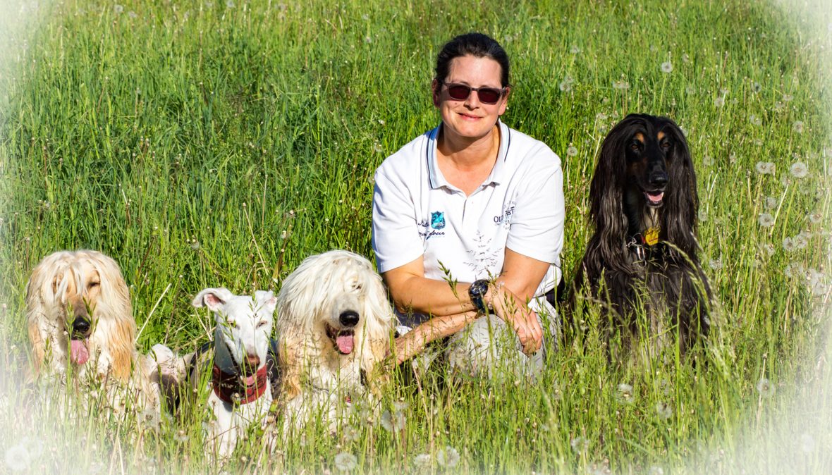 Barbara Luchmann mit ihren Hunden auf einer Wiese